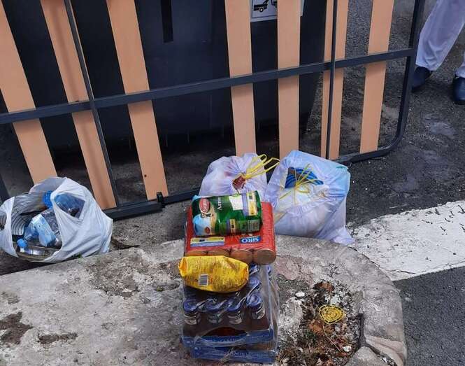 Productos alimenticios hallados en el interior del cubo de la basura/TA.